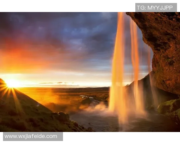 足球明星双手抱胸展现自信风采的精彩瞬间图片欣赏