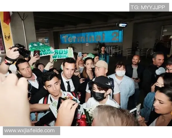 足球明星机场接电话引围观粉丝争相拍照记录精彩瞬间 足球明星机场接电话引围观粉丝争相拍照记录精彩瞬间