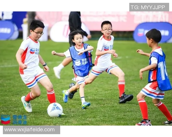 足球明星与小球迷亲密互动温暖瞬间感动全场