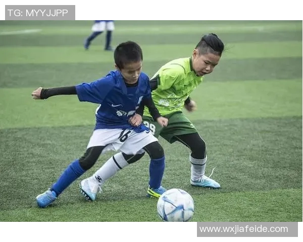 足球明星与孩子们的温馨瞬间精彩图片合集