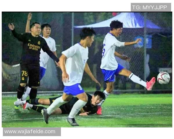 足球明星挑战七人制比赛展现非凡技艺与团队合作精神 足球明星挑战七人制比赛展现非凡技艺与团队合作精神