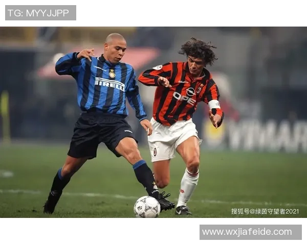 足球明星高清转头瞬间捕捉展现运动魅力与激情的精彩瞬间